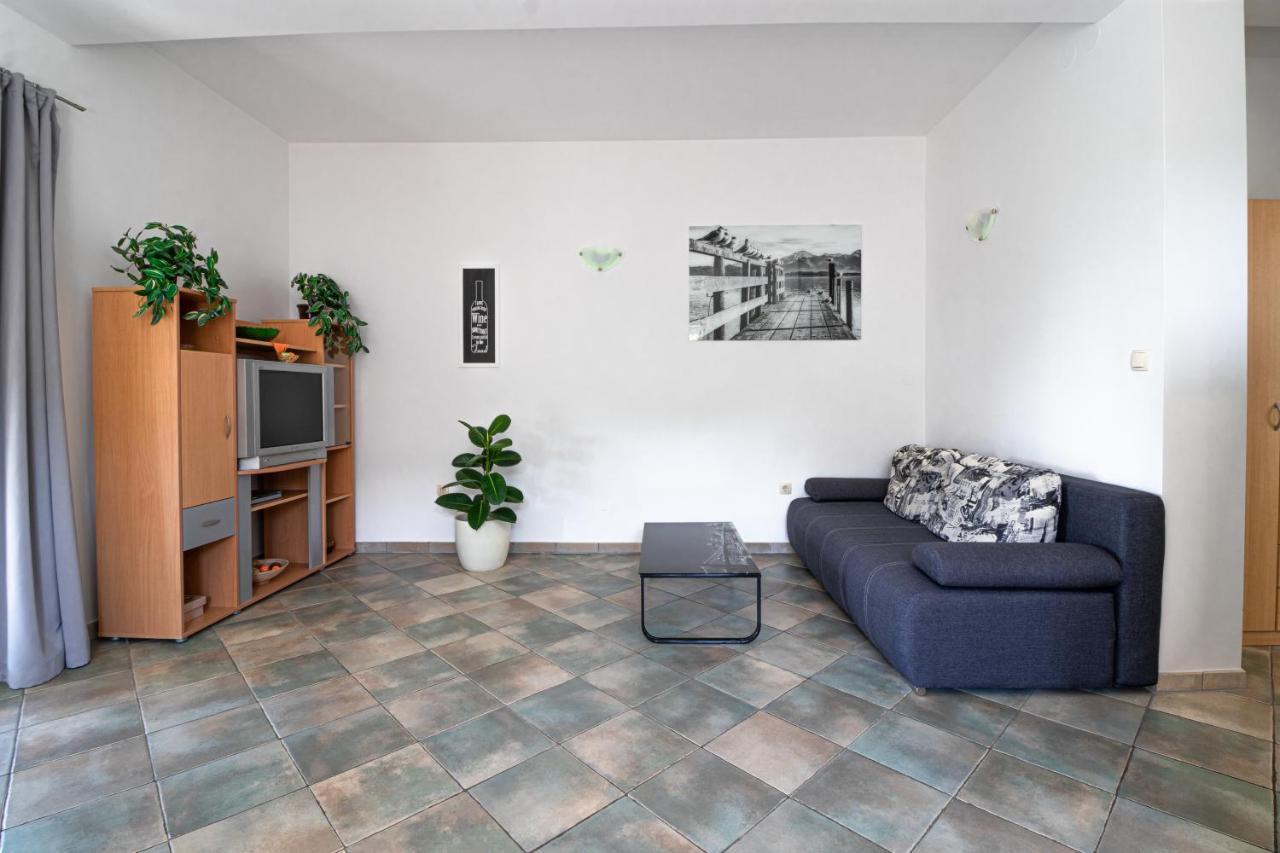 Apartments Sandra Kornić Екстериор снимка